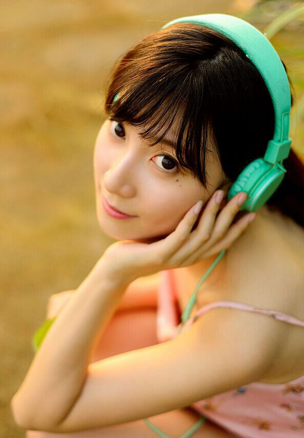 小清新美女绿色耳机图片